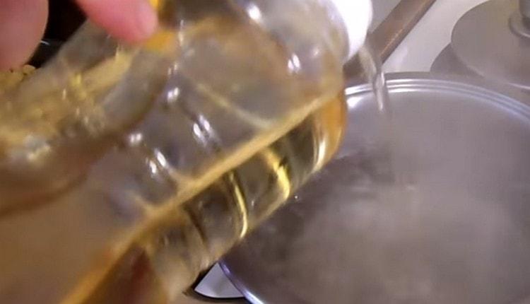 Într-o cratiță, aduceți apa la fierbere, adăugați-i ulei vegetal.