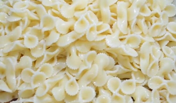 Těstoviny vařte, dokud se nevaří.