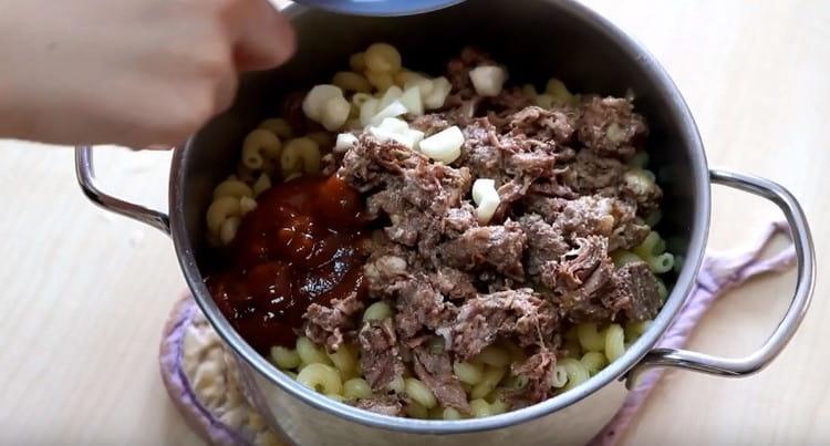 Poté přidejte česnek.