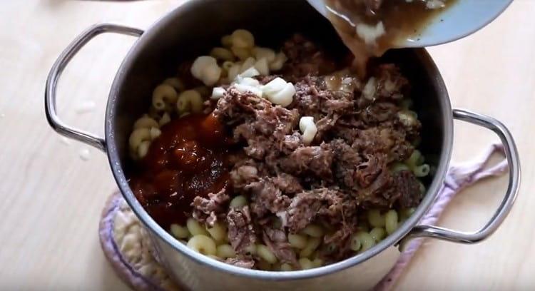 V případě potřeby můžete také přidat zbývající tekutinu z dušeného masa.