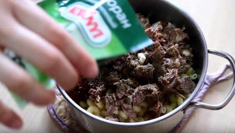 Posypte těstovinami kořením.