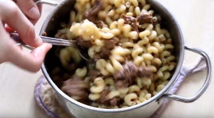 Důkladně promíchejte všechny komponenty misky.