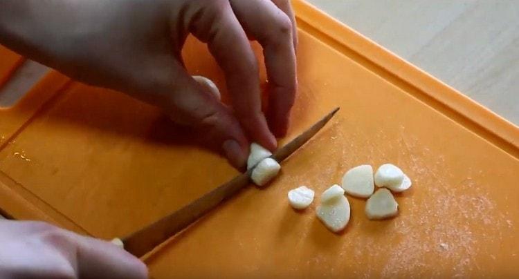 Nakrájejte česnek na plátky.