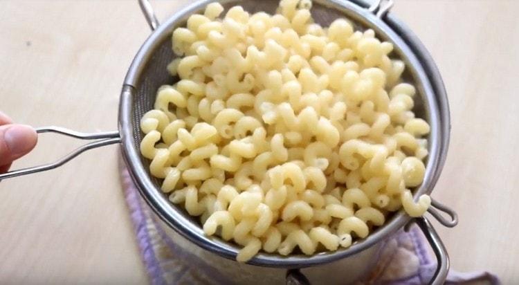 Házejte těstoviny na síto nebo cedník.