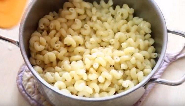 Vložili jsme těstoviny zpět do pánve.