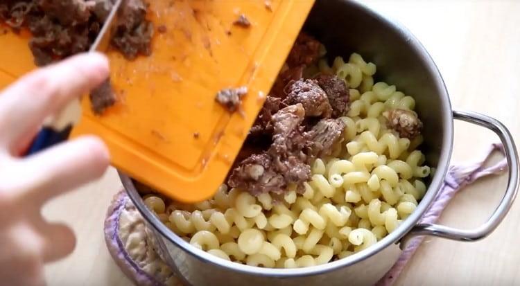 Přidejte těstoviny na dušené maso.