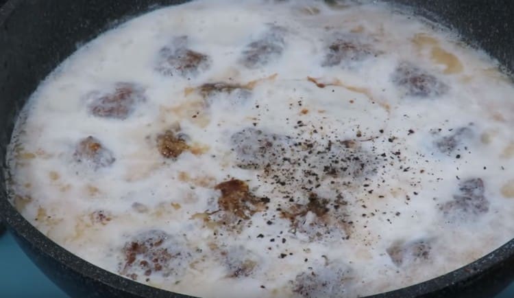 Adicione sal, pimenta, molho de soja a gosto.