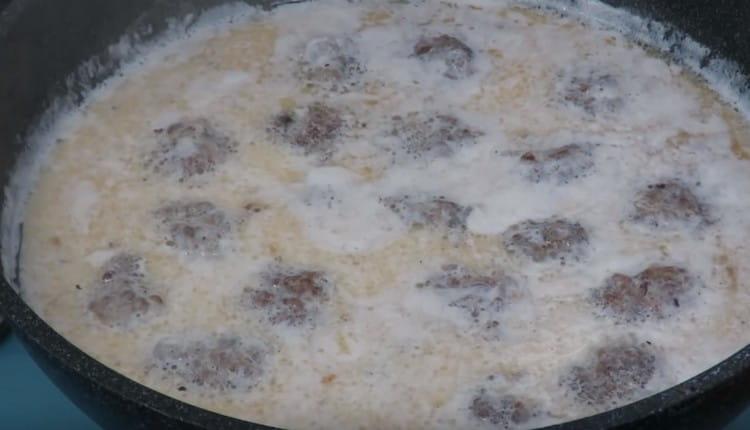 Guisado o molho por mais alguns minutos.