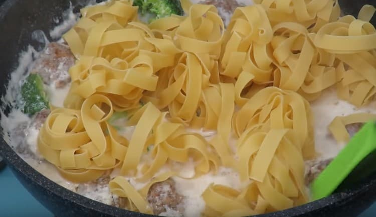 Espalhe o macarrão no molho.