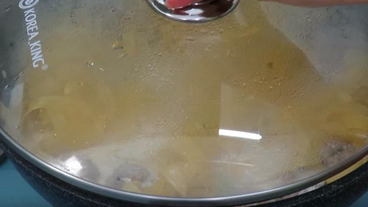 Cobrimos a panela com uma tampa e cozinhe o prato até que a massa esteja pronta.