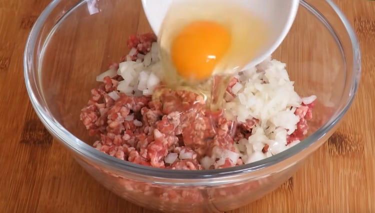 Adicione o ovo também.