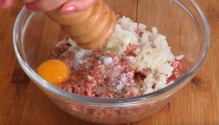 Carne picada com sal e pimenta.