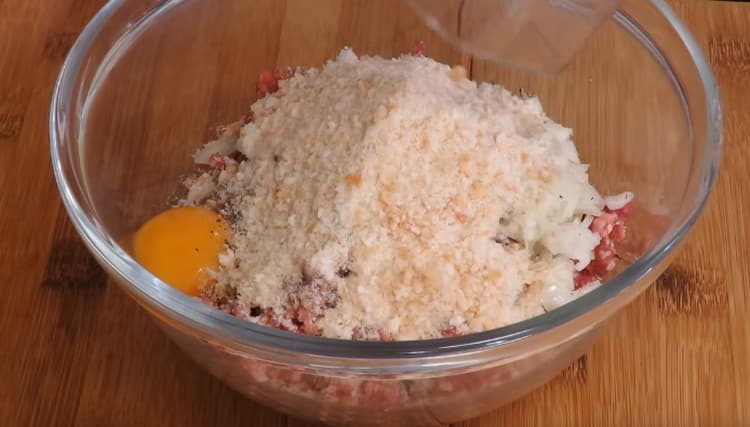 Adicione farinha de rosca.