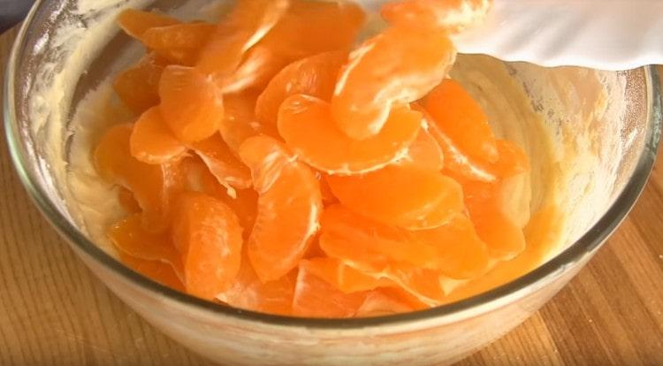 Ajouter les mandarines à la pâte.