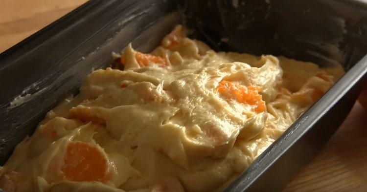 Nous avons étalé la pâte sous forme graissée.