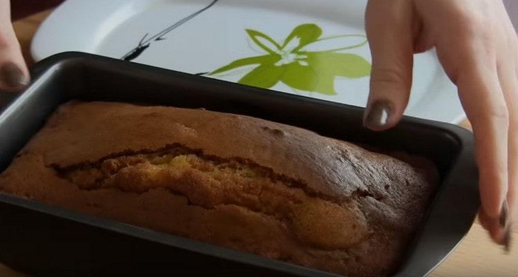 Cuire un petit gâteau.