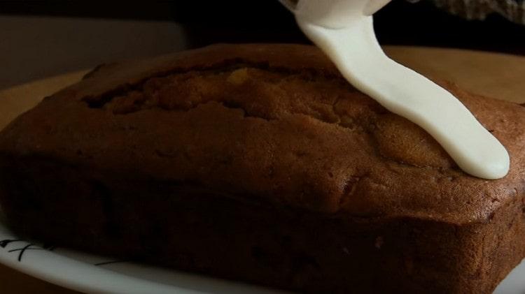Lubrifiez le gâteau avec le glaçage blanc obtenu.