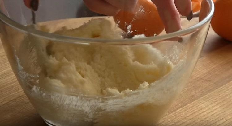 En ajoutant du sucre au beurre, broyez cette masse.