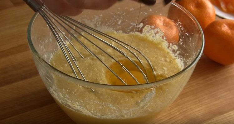 Ajouter un oeuf à la masse d'huile.