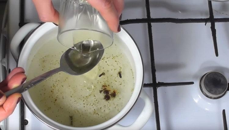 Adăugați oțetul de cidru de mere la marinat, opriți-l și lăsați să se răcească.