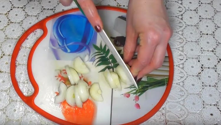 Cojiți și tocați ceapa în jumătate de inele.