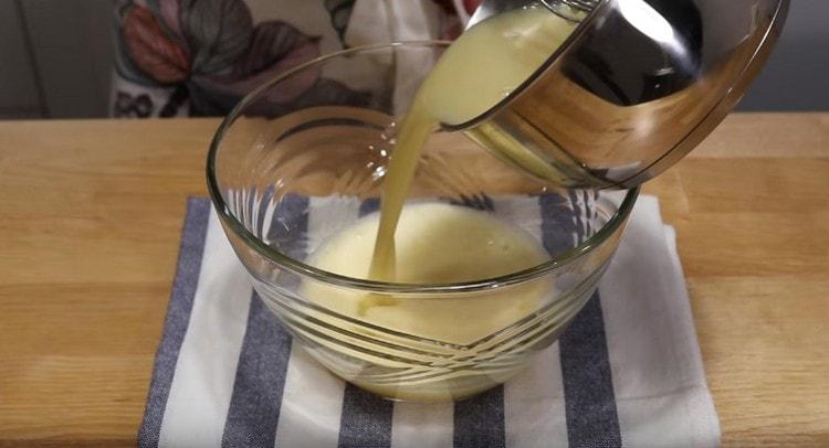 Na massa de ovos, introduzimos leite com mel.