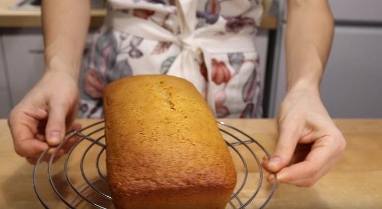 O cupcake resfriado pode ser removido do molde.