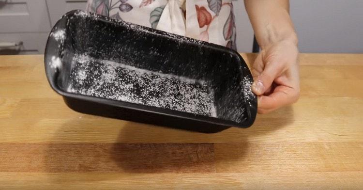 Polvilhe a forma em que vamos assar o cupcake.