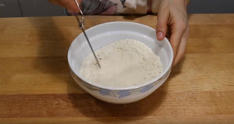 Misture os ingredientes secos.