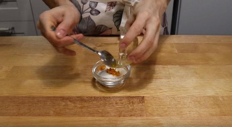 Adicione as raspas de limão ou laranja ao açúcar.