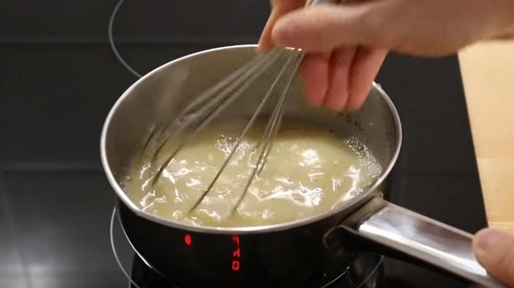 Aqueça o leite em fogo baixo para dissolver completamente o mel e o açúcar.