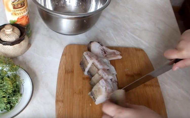 Nous avons coupé le poisson en portions.