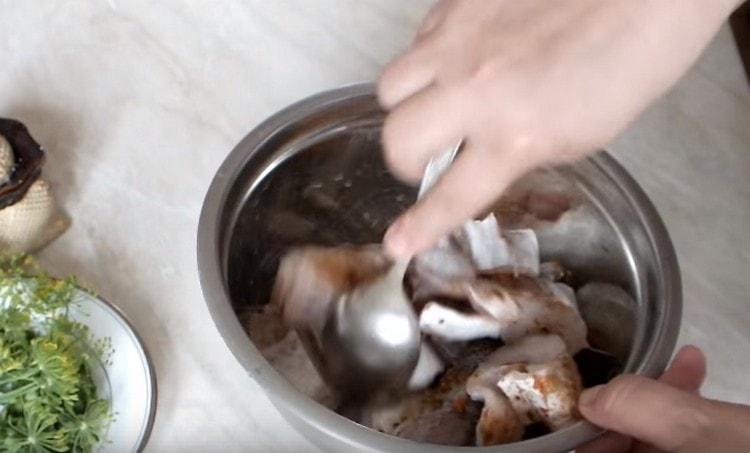 Mélangez le poisson avec les épices.