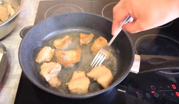 Запържете филиите от минтай от двете страни.