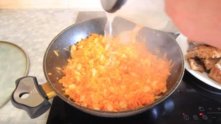 Добавете вода към зеленчуците.