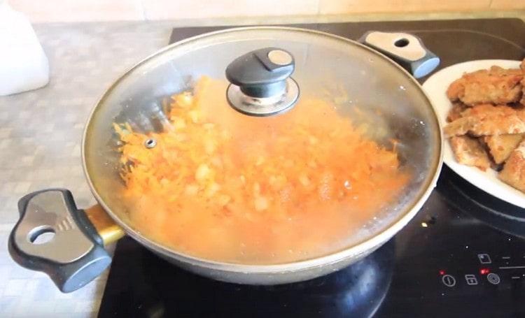 Задушете зеленчуците под капака.