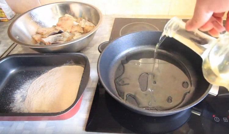 Слагаме тигана на огъня, загряваме растителното масло в него.