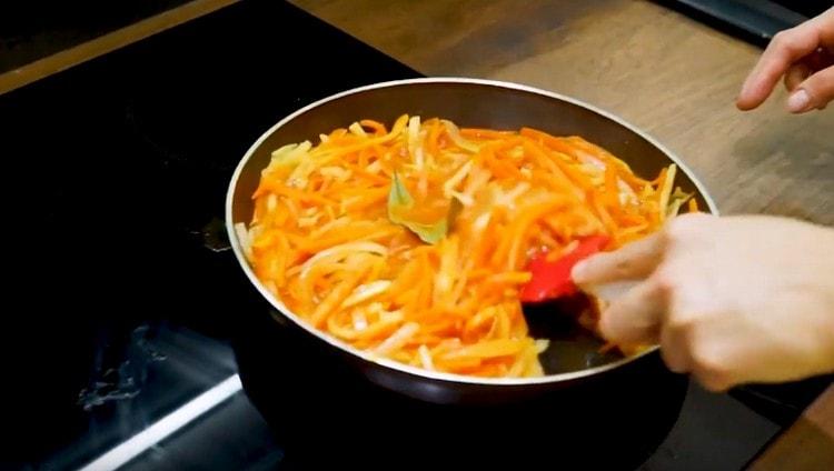 Adăugați frunza de dafin în legume.