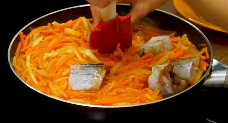 Împărțim felii de polen la legume.