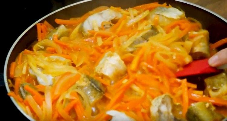 Întoarceți bucățile de polac, astfel încât să nu fie mai bine copt.