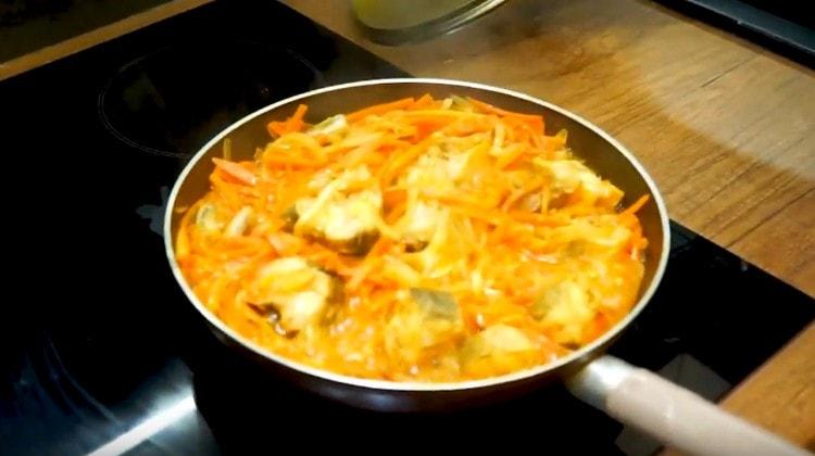 Pollock-ul gătit sub o astfel de rețetă este servit la rece.