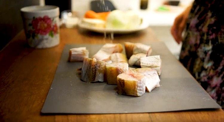 Sare bucățile de pește.