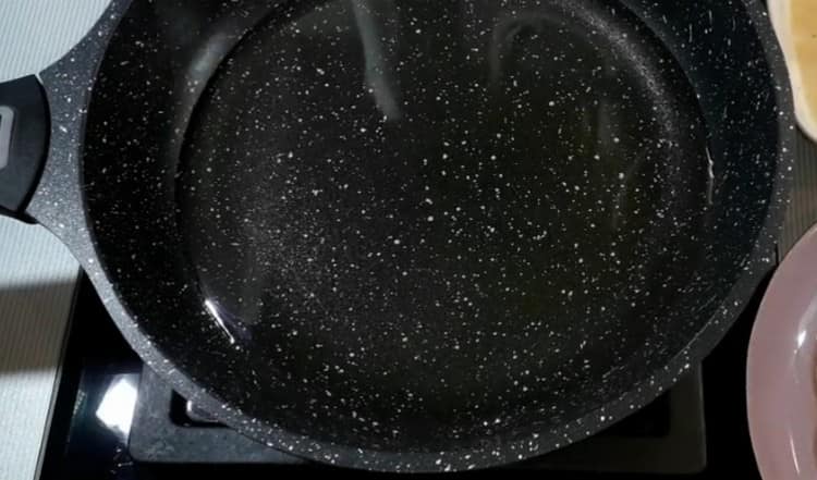 Încălzim tigaia cu malom vegetal.