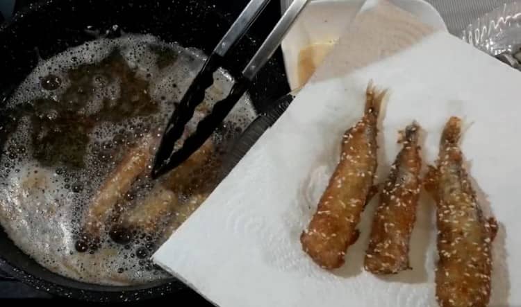 Punem peștele finit pe prosoape de hârtie.