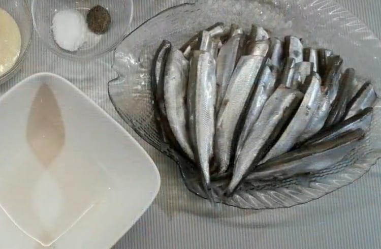 Spălăm peștele curățat.