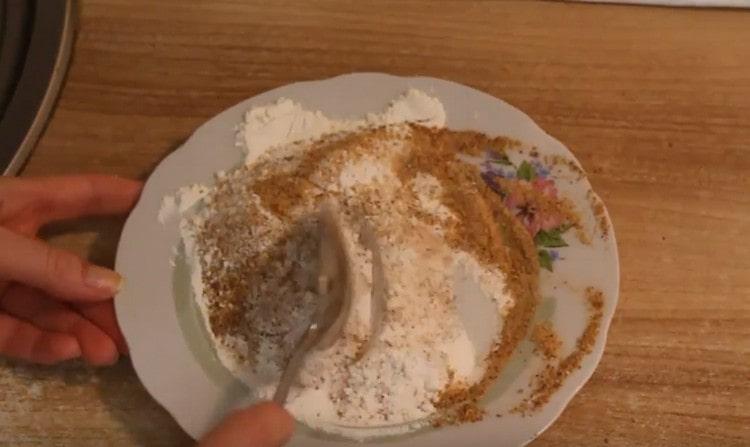 Depois de adicionar um pouco de alho seco, misture a cobertura.