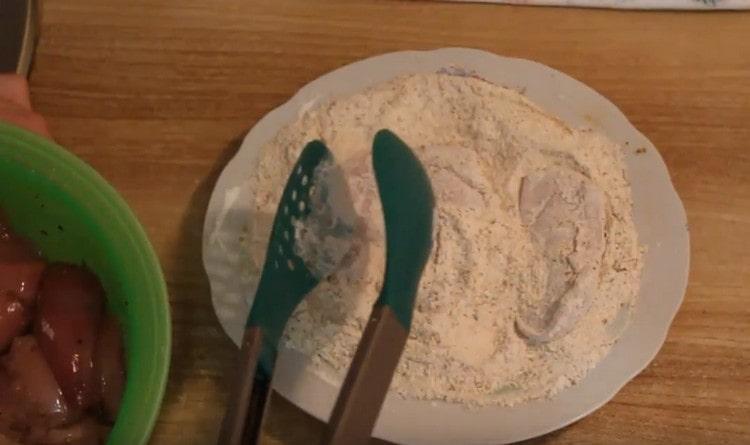 Enrole cada pedaço de leite em uma panqueca.