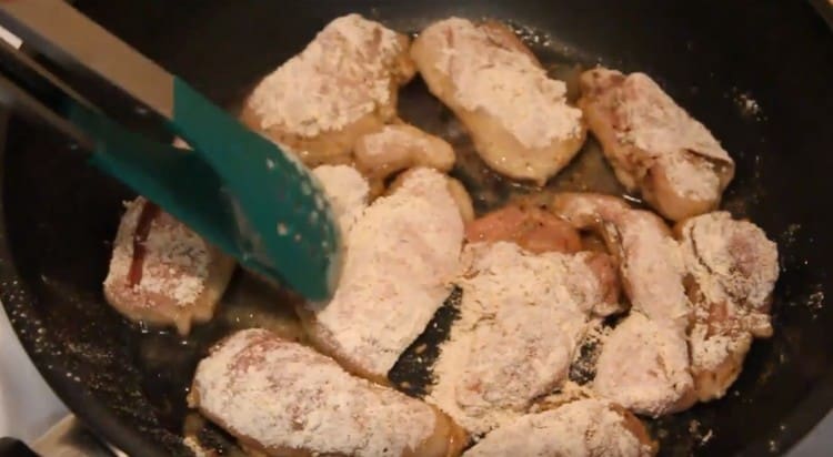 coloque o leite empanado em uma panela com óleo vegetal quente.