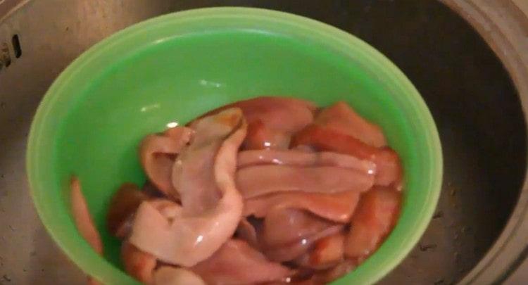 Lavamos bem o leite e secamos com papel toalha.