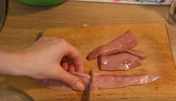 Corte o leite ao meio.